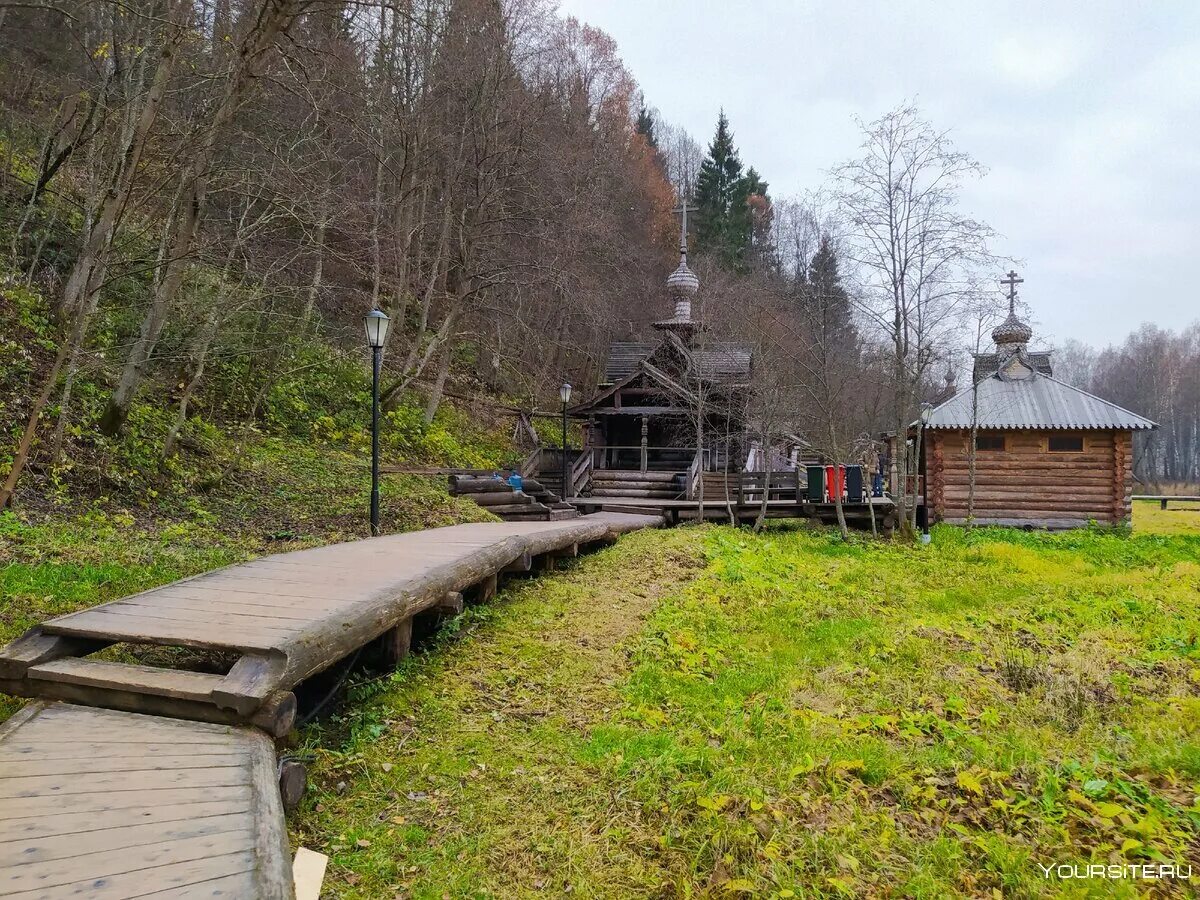 Родник сергиев посад. Водопад Гремячий ключ Сергиев Посад. Родник Сергия Радонежского Гремячий ключ. Гремучий ключ Сергиев Посад водопад.