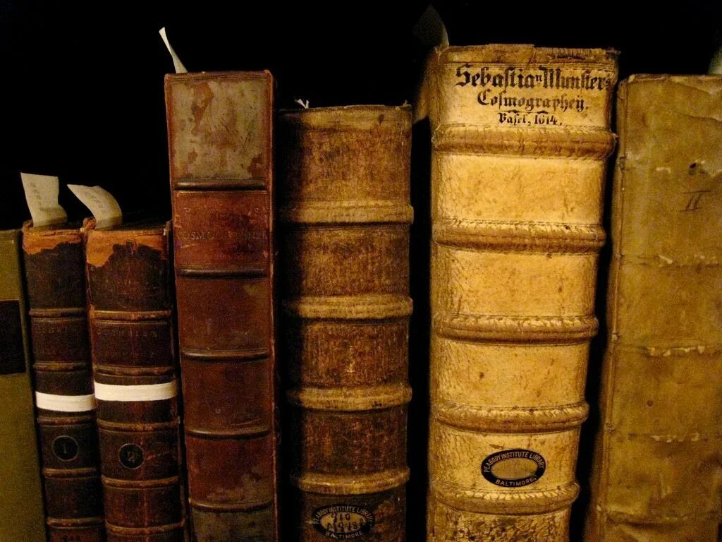 Старше но лучше книга. Old book. Статьи и книги. Oldest book. Books that changed the World.