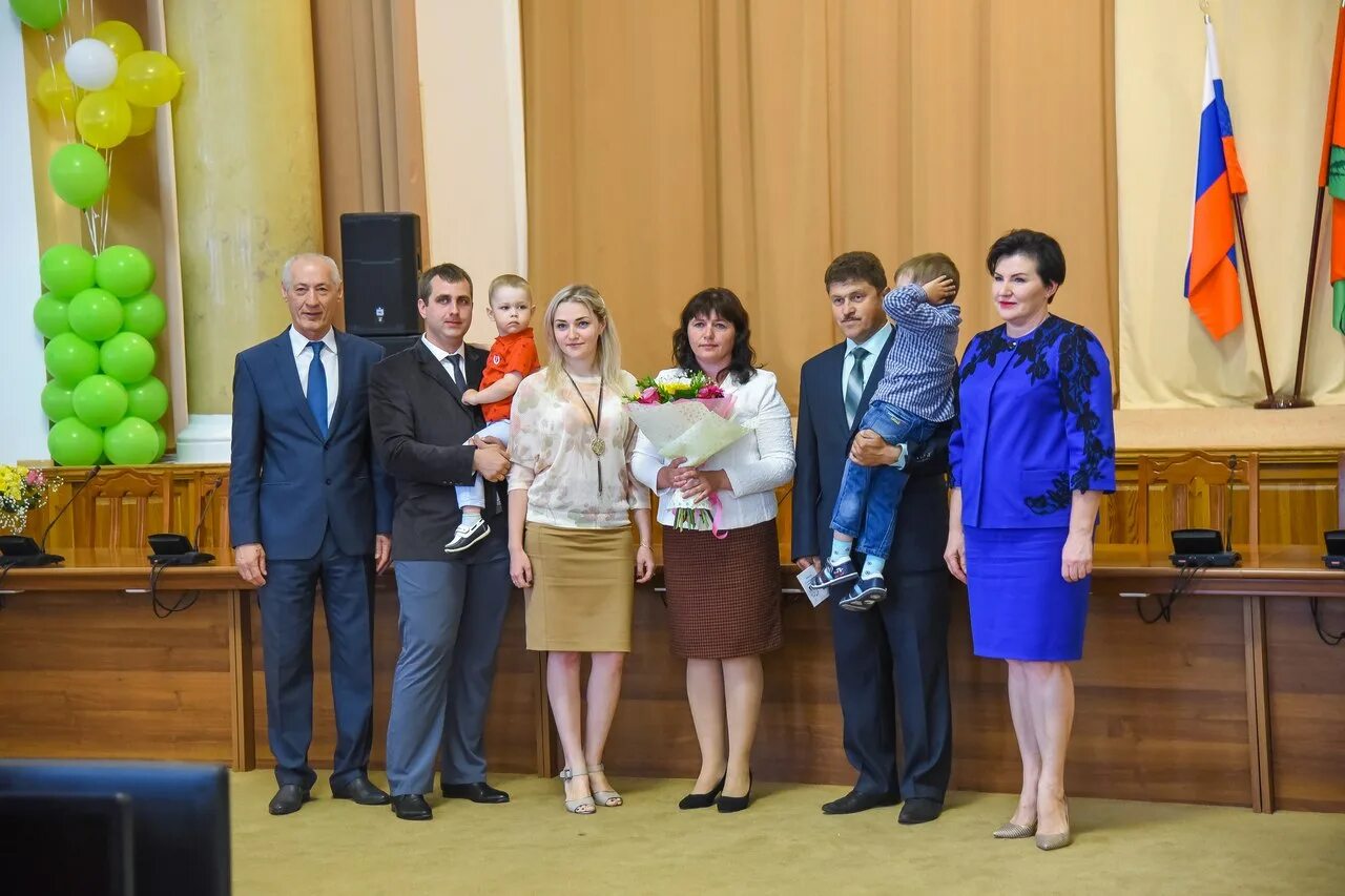 Награждение многодетных семей. Праздник многодетных семей администрация Липецкая область. Награждения многодетных семей Меликов. Самара награждение многодетных семей. Нов 30 мая