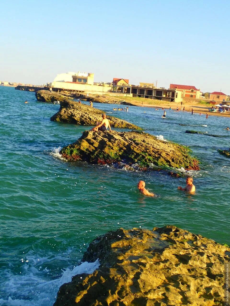 Тур отдых на каспийском море. Каспийское море Избербаш. Каспийское море пляж Избербаш. Дагестан Избербаш море. Пляж Лагуна Каспийск.