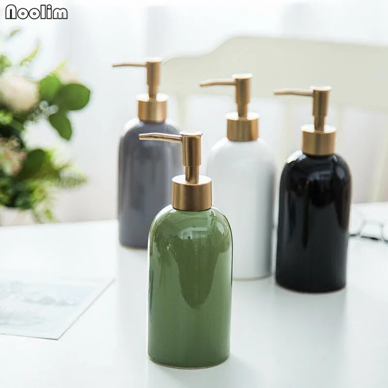 Бутылки для геля для душа. Дозатор для жидкого мыла Soap Bottle. Бутылочки для шампуня. Бутылка с дозатором для жидкого мыла. Флакончики для шампуней.