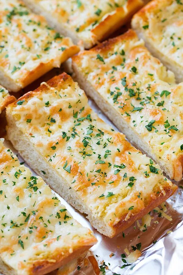 Чесночный хлеб (garlic Bread). Закуски из хлеба. Бутерброды с пармезаном. Закуска из хлеба с сыром. Приготовить сыр с чесноком и майонезом