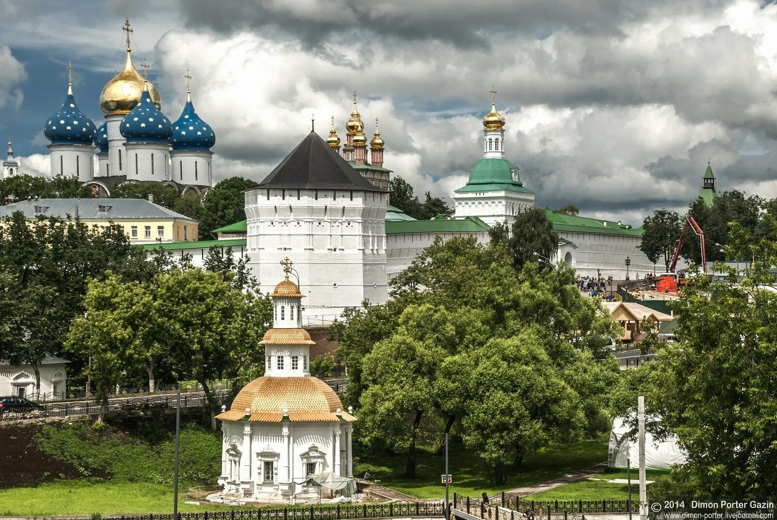 Известные монастыри москвы. Троице-Сергиева Лавра Сергиев Посад. Троицкий монастырь Троице Сергиева Лавра. Сергиев Посад Лавра монастырь.