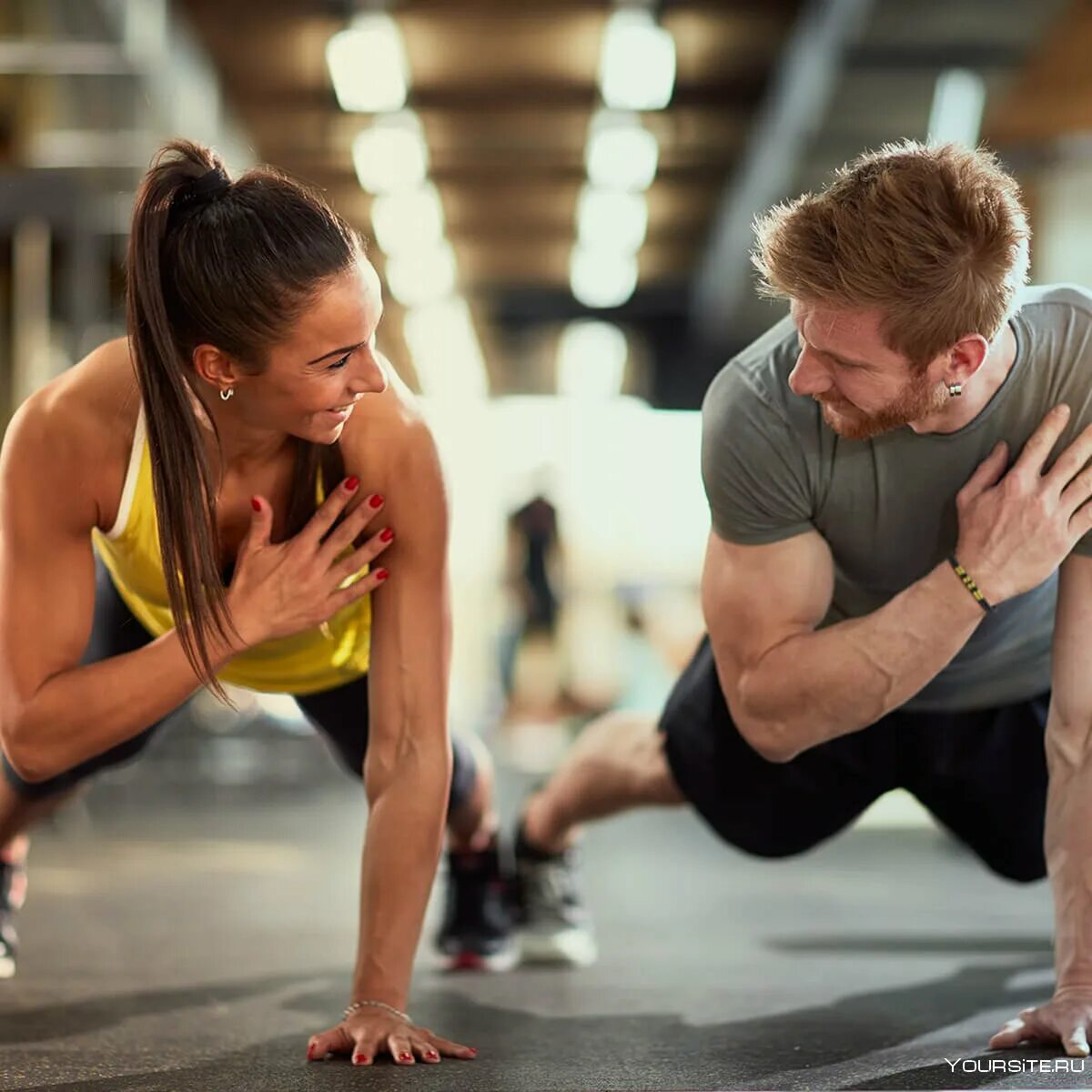 Занятие спортом. Спортивные пары. Спортивные люди. Занятия в тренажерном зале. Справляться с тренировкой