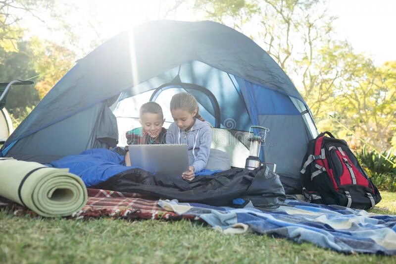 Ноутбук в палатке. В палатке сестра. Книга и палатка.