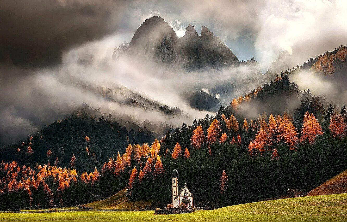 Удивительный вид природы. Доломитовые Альпы. Доломитовые Альпы осень. Доломиты Италия. Церковь Доломитовые Альпы.