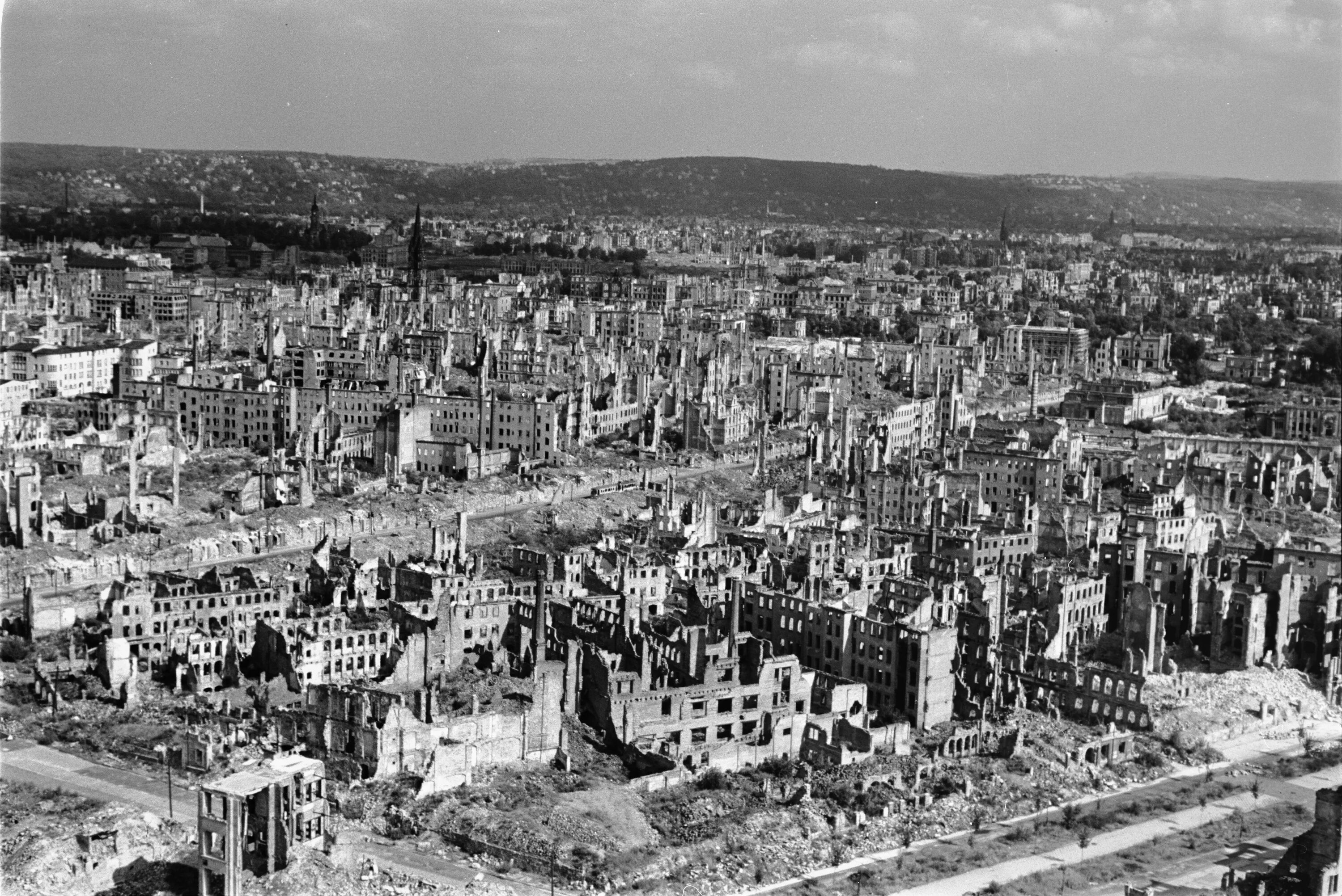 Немецкие города после войны. Дрезден после бомбардировки 1945. Дрезден после бомбежки 1945 год. Разрушенный Дрезден 1945. Дрезден до бомбардировки 1945.