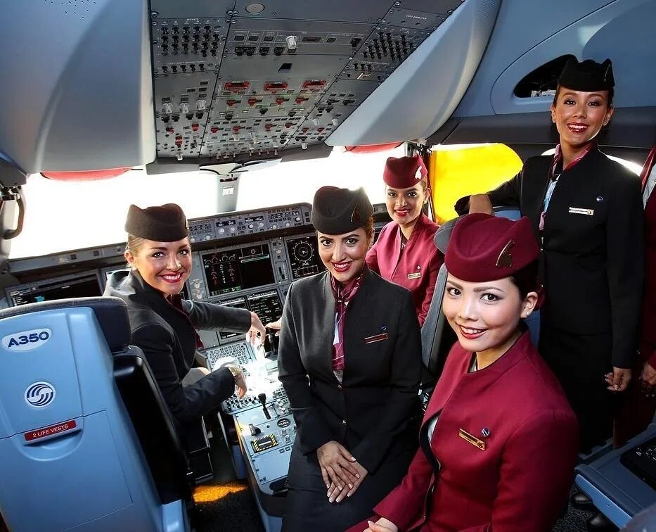 Стюардесса можно после 9 класса. Пилоты Qatar Airways. Qatar Airways Бортпроводник. Qatar Airlines Cabin Crew. Qatar Airways Flight attendant.