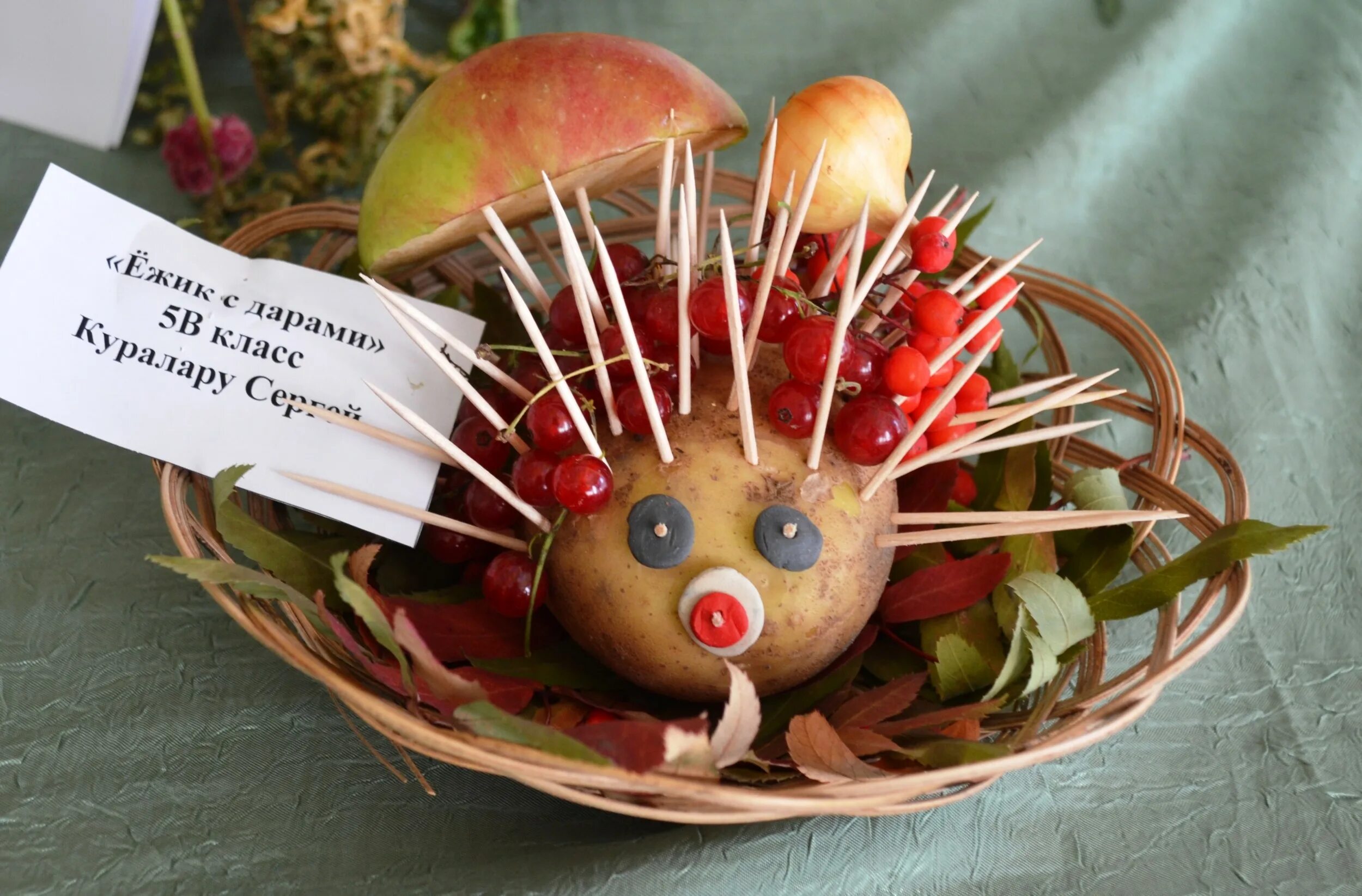 Ежик из яблока при помощи пера фото How to make a hedgehog using pear and grapes Kochen Online YouTube