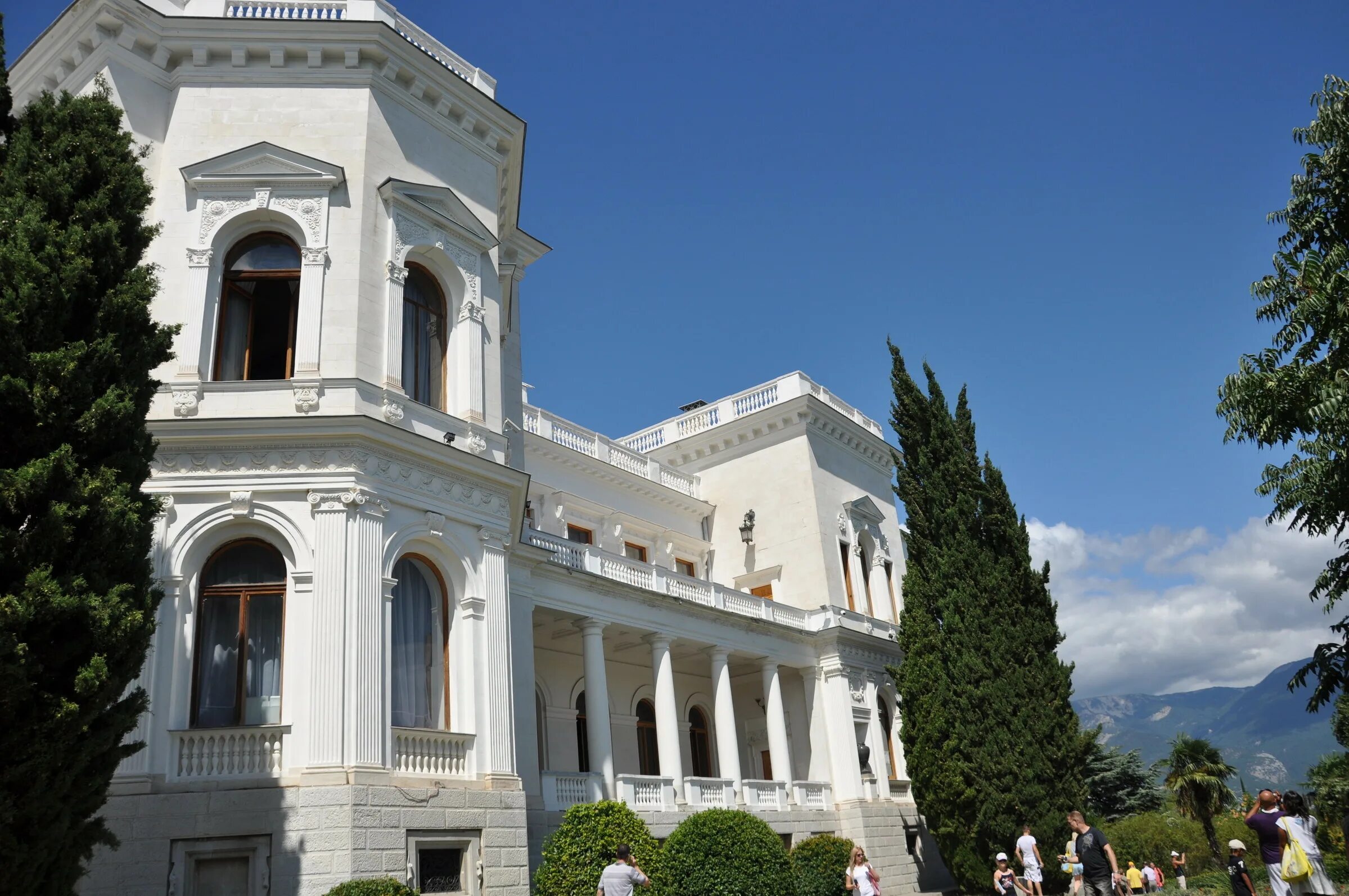 Ливадийский дворец в Крыму. Фото Ливадийского дворца в Крыму. Фото Ливадийского дворца в Ялте. Расположение замков Ливадийский, Воронцовский в Ялте. Сайт дворцы крыма