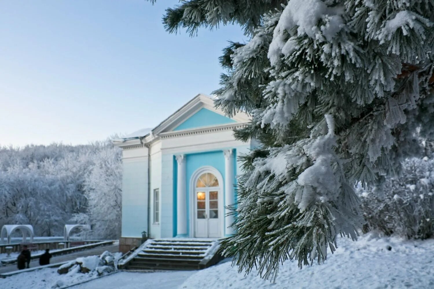 Нова железноводск. Славяновский бювет Железноводск. Славяновский источник Железноводск зима. Славяновский источник в Железноводске. Курортный парк Железноводск зимой.