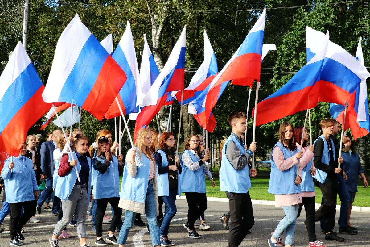 Школьники с флагом. Патриотизм молодежи. Флаг российский. Школьники с флагом России. Молодежно патриотические организации