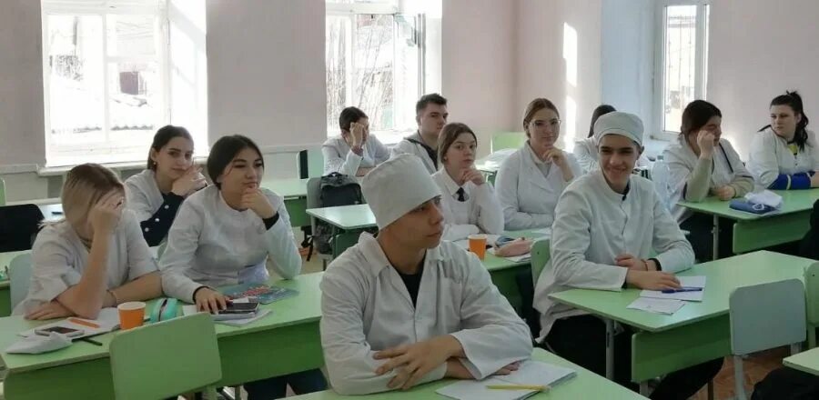 Медколледж энгельс. Энгельсский медицинский колледж. Студенты медицинского. Медицинский колледж Войно Ясенецкого. Энгельсский медицинский колледж преподаватели.