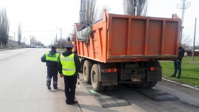 Перегруз грузового автомобиля 2024. Большегрузы с перегрузом. Ростов перегруз. Кировоград перегруз. КАМАЗ под перегруз 80 тонн.