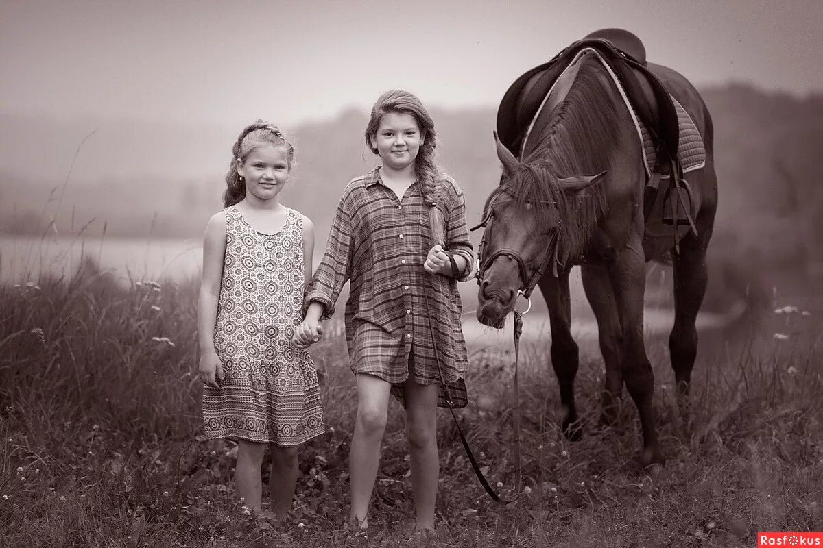 с сестрой в деревне у бабушки. лето у бабушки в деревне. детство в деревне летом. фотосессия в деревне летом. с сестрой в деревне у бабушки.