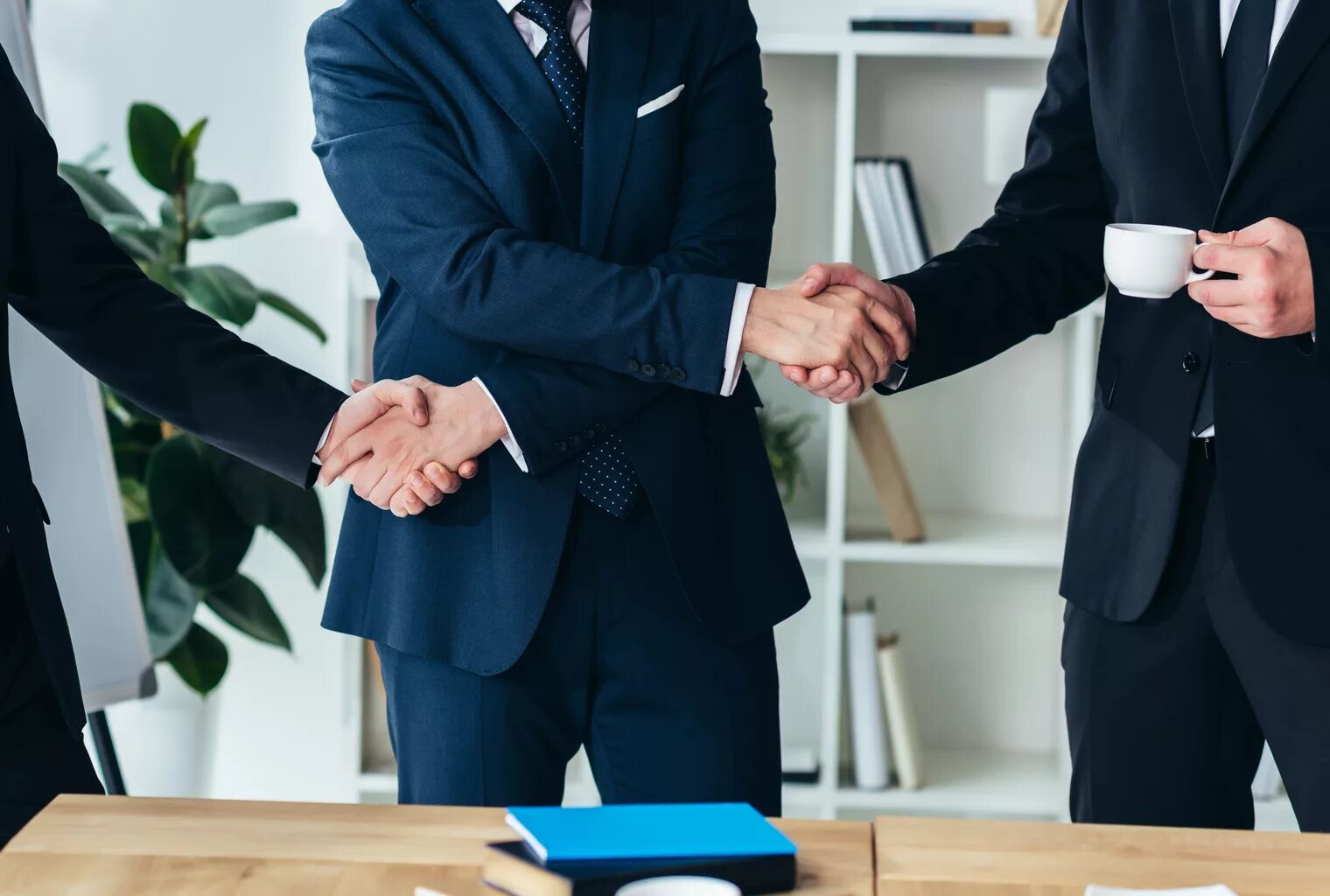 подписание контракта. человек подписывает документы. трехсторонний договор реквизиты сторон образец. соглашение трех. трехсторонний договор пример.