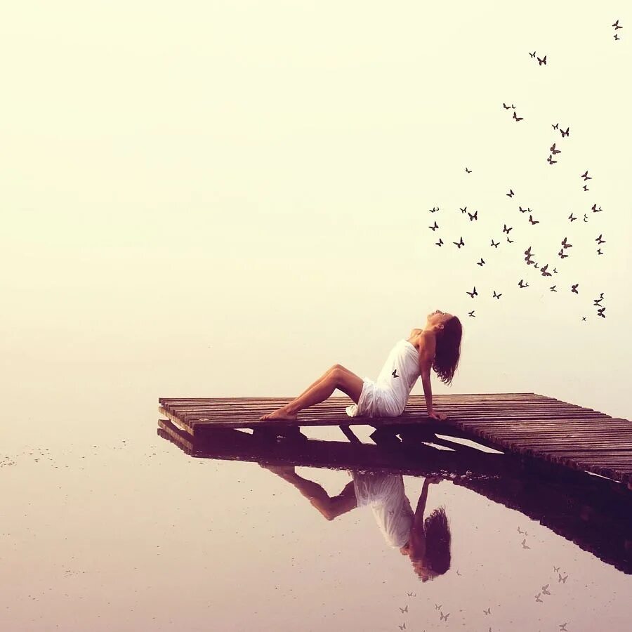 Love feelings. Девушка на деревянном мосту. Марго Флай фото. Одинокая девушка посреди безбрежной водной глади.