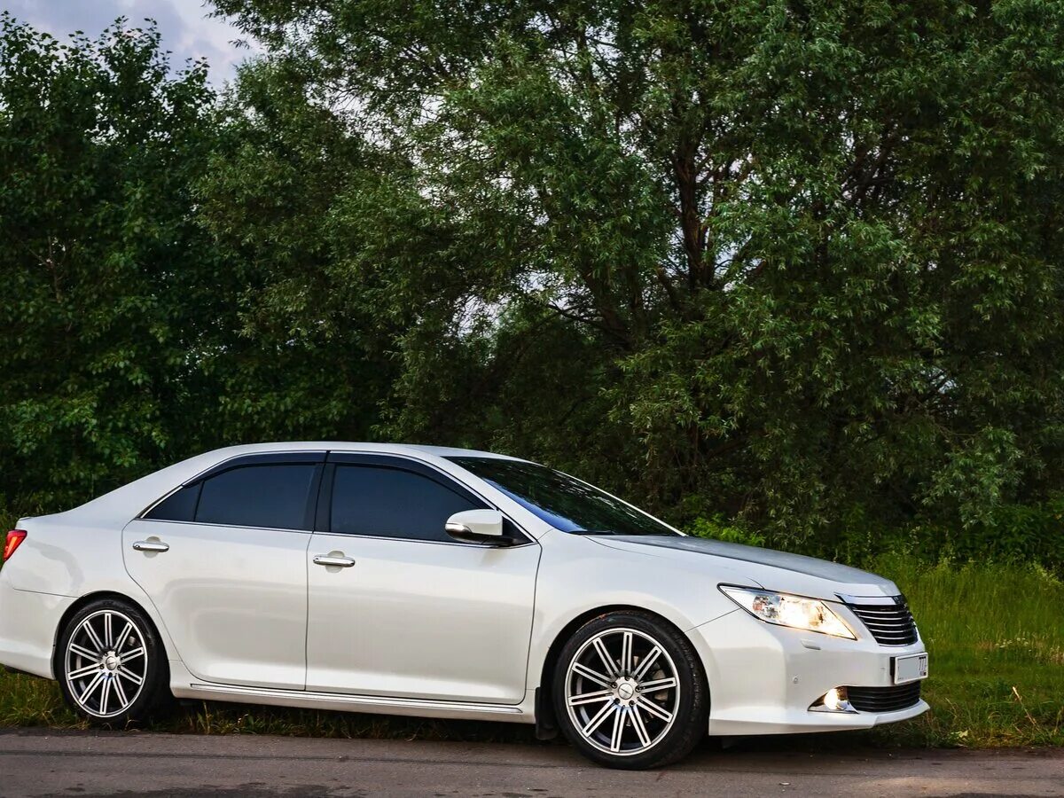 Camry 50 белая черные диски. диски 17 на камри 55 белую. тойота камри 55 на черных дисках. тойота камри 40 на белом литье. Toyota camry r18.