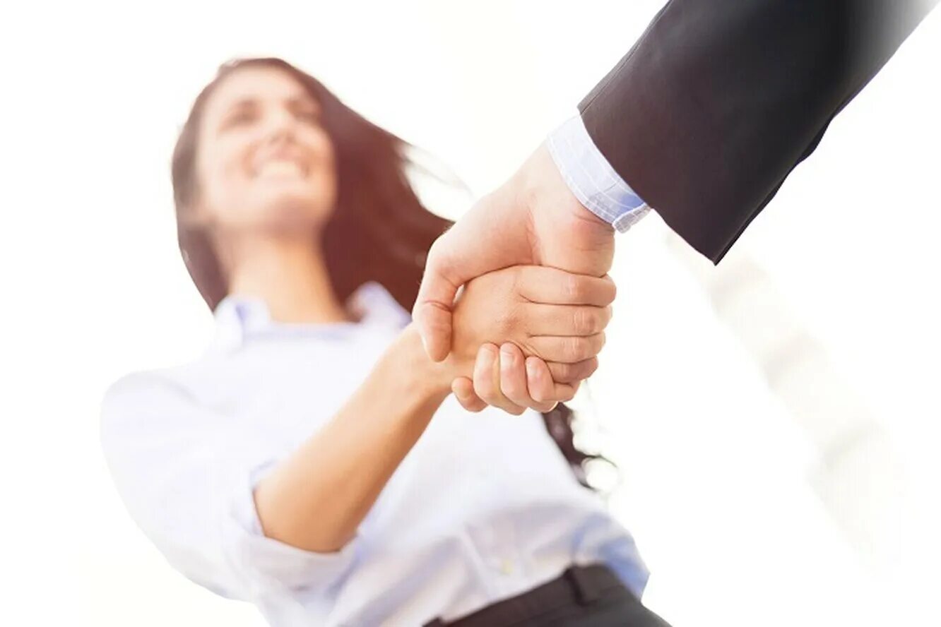 женщина протягивает руку. девушка первым здоровается. девушка первым здоровается. девушка приветствует. девушка первым здоровается.