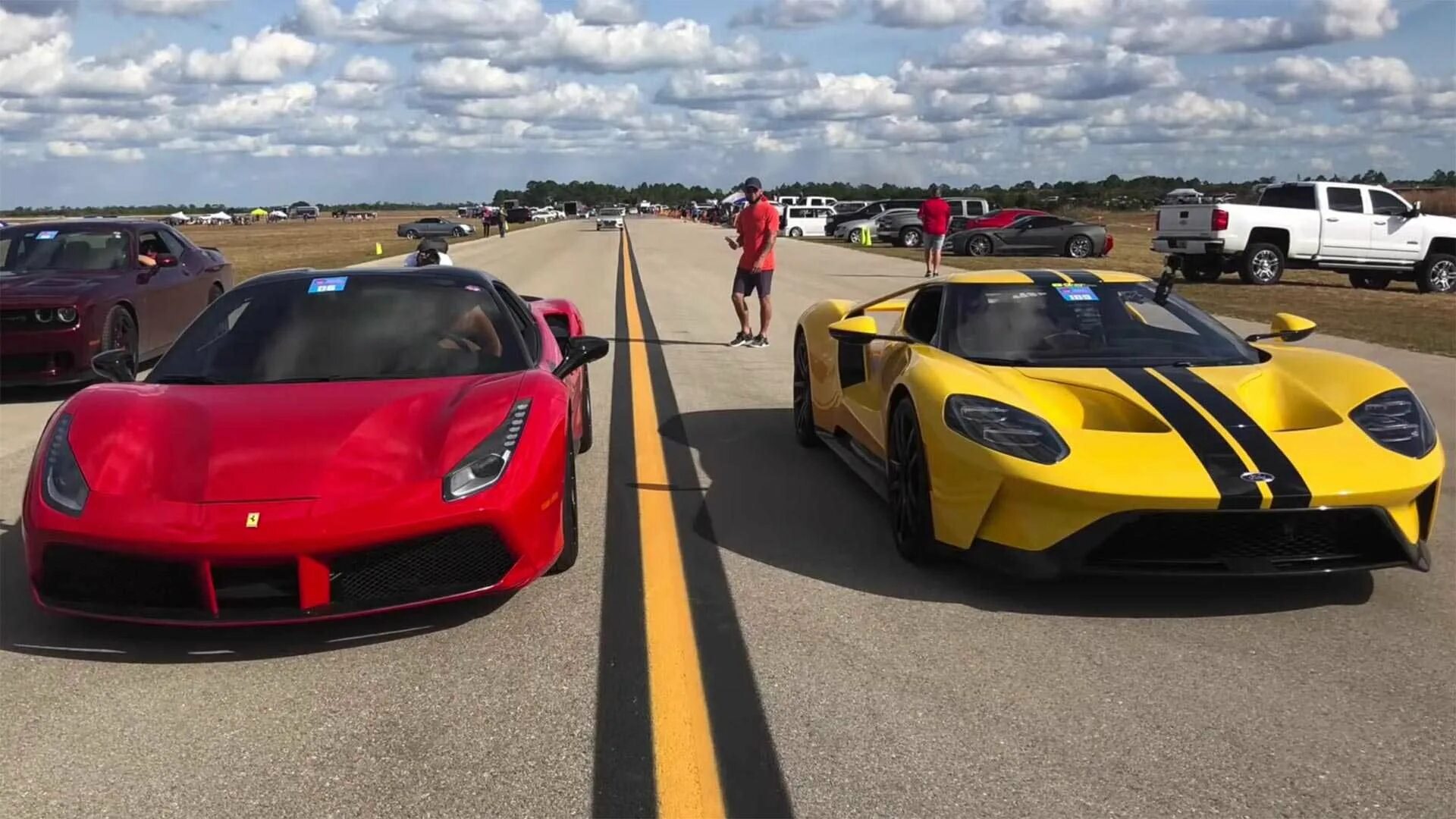 Ferrari gt40. Форд похожий на феррари. Макларен форд против феррари. Ford v ferrari. Форд против феррари автомобиль шелби.