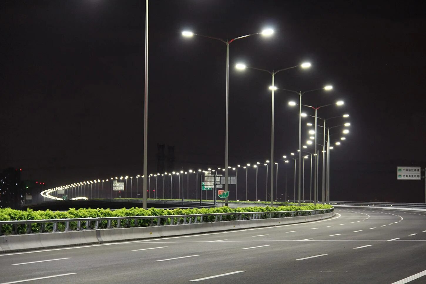 Освещение городских дорог. Klaus led street light провода. освещение дорог. уличное освещение дорог. уличное освещение города.