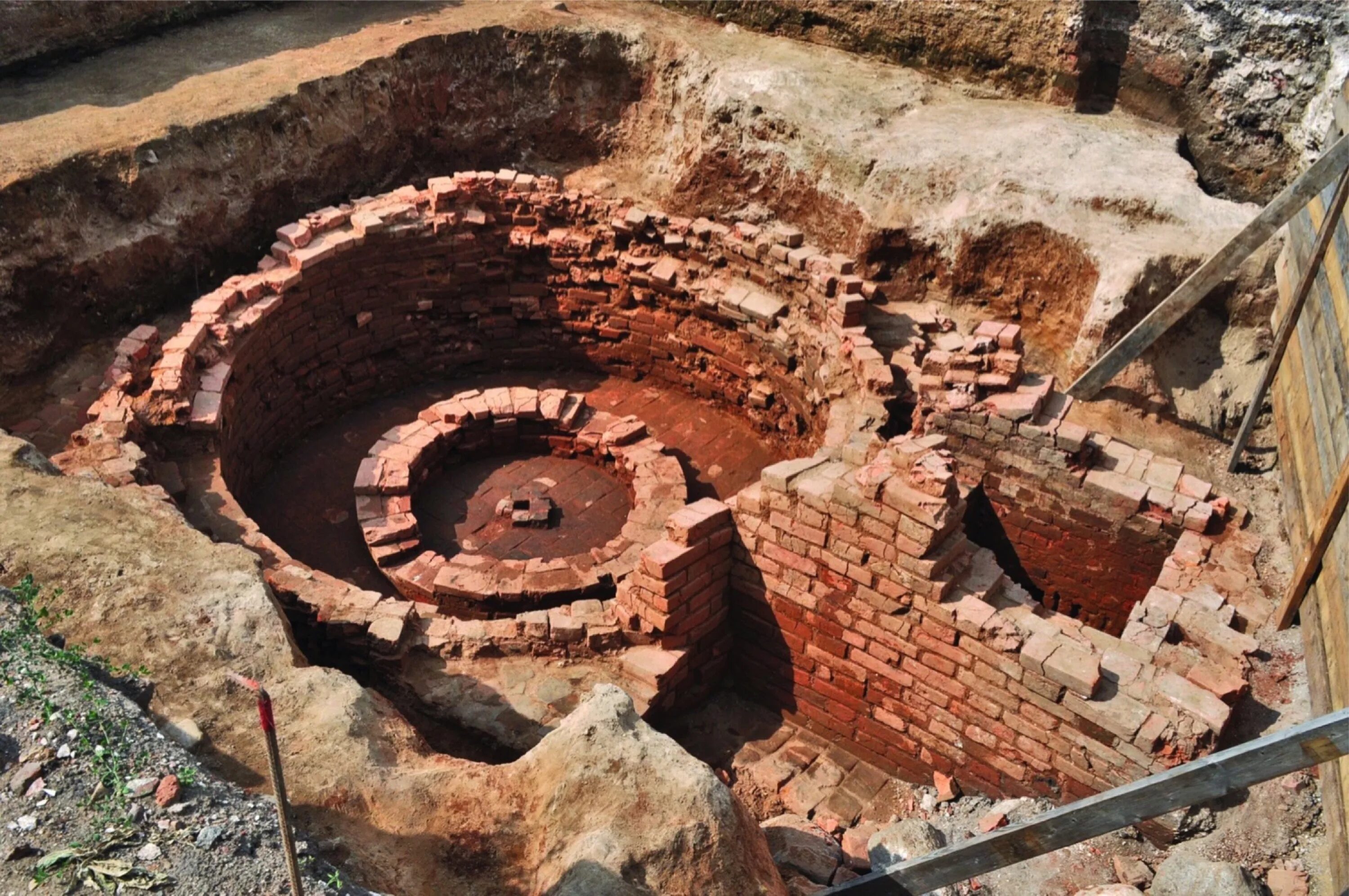 музей археологии чудова монастыря в кремле. а. археологические раскопки в новгороде. археологический раскоп в великом новгороде. раскопки в россии.