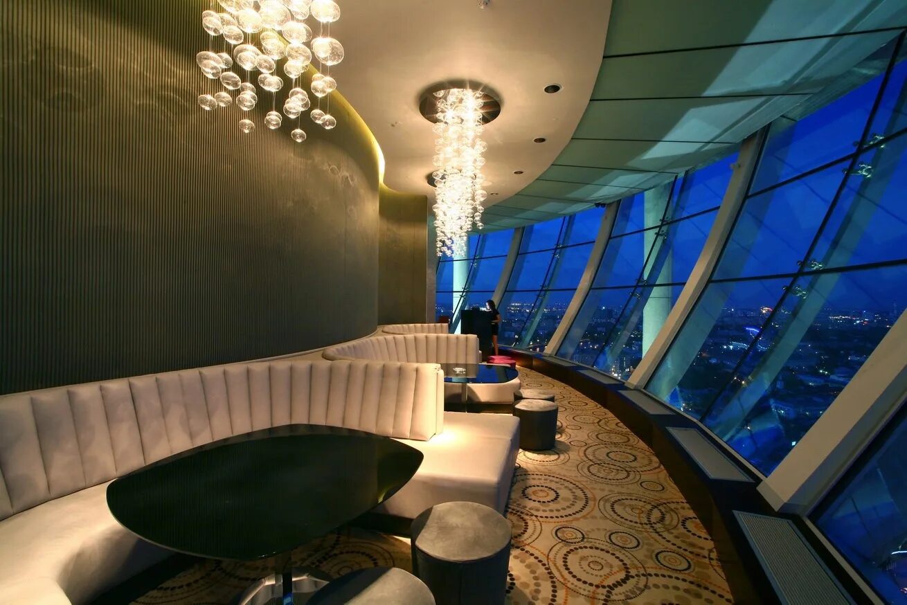 Ресторан city space павелецкая. Сити спейс бар. Кафе с панорамными окнами. Спейс бар красные холмы. Swissôtel красные холмы ресторан.