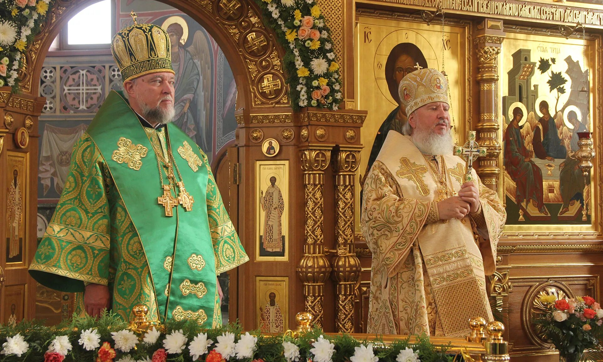 Храм в честь святой троицы долгодеревенское. Кафедральный собор брянск пасха 2022. Город брянск в рождество христово. Брянская епархия фото. Брянский кафедральный собор святой троицы мощи олега брянского.