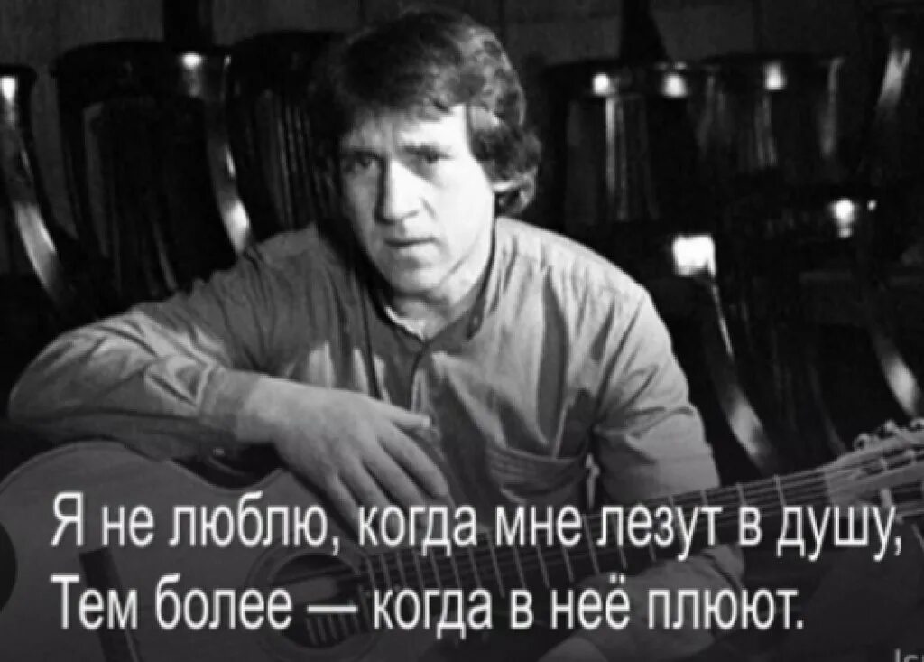 Соблюдайте дистанцию мем. Когда в нее. ". ". Не плюйте мне в душу.