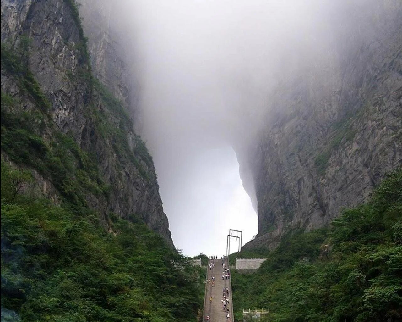 Небесная арка. Гора Тяньмэнь в Китае. Горя тчньмэн небесные врата Китай. Тяньмэнь небесные врата Китай. Чжанцзяцзе небесные ворота.