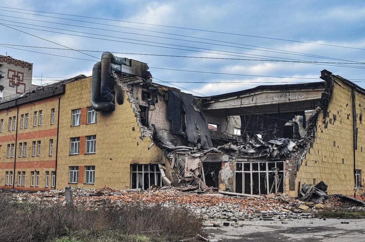 Бахмут ютубе. Бахмут артемовск сейчас. артемовск сейчас. разрушенные улицы бахмута. школа в бахмуте 2025.