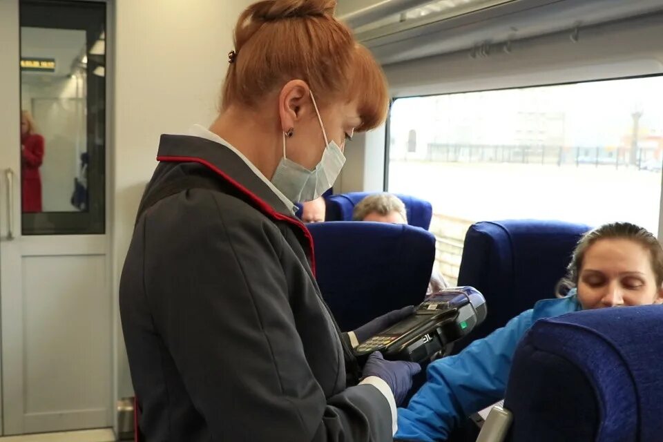 Подслушано в электричке спб. Ао сзппк северо-западная пригородная. сзппк пригородная пассажирская компания. пригородный поезд сзппк. контроллер в электричке.