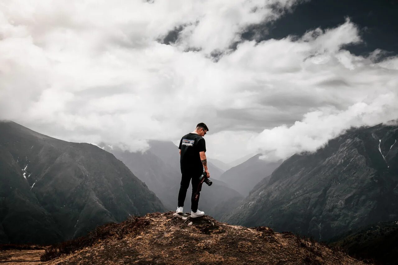 The cliff 4. Человек на высокой горе Unsplash. Cliff Redeker фотограф. Cliff and man. Unsplash фото.