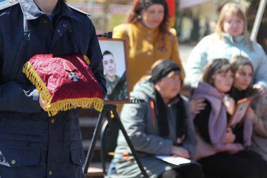 Прощание каменск уральский. Похороны солдат погибших в Украине. Каменск-Уральский прощание с погибшим на Украине.