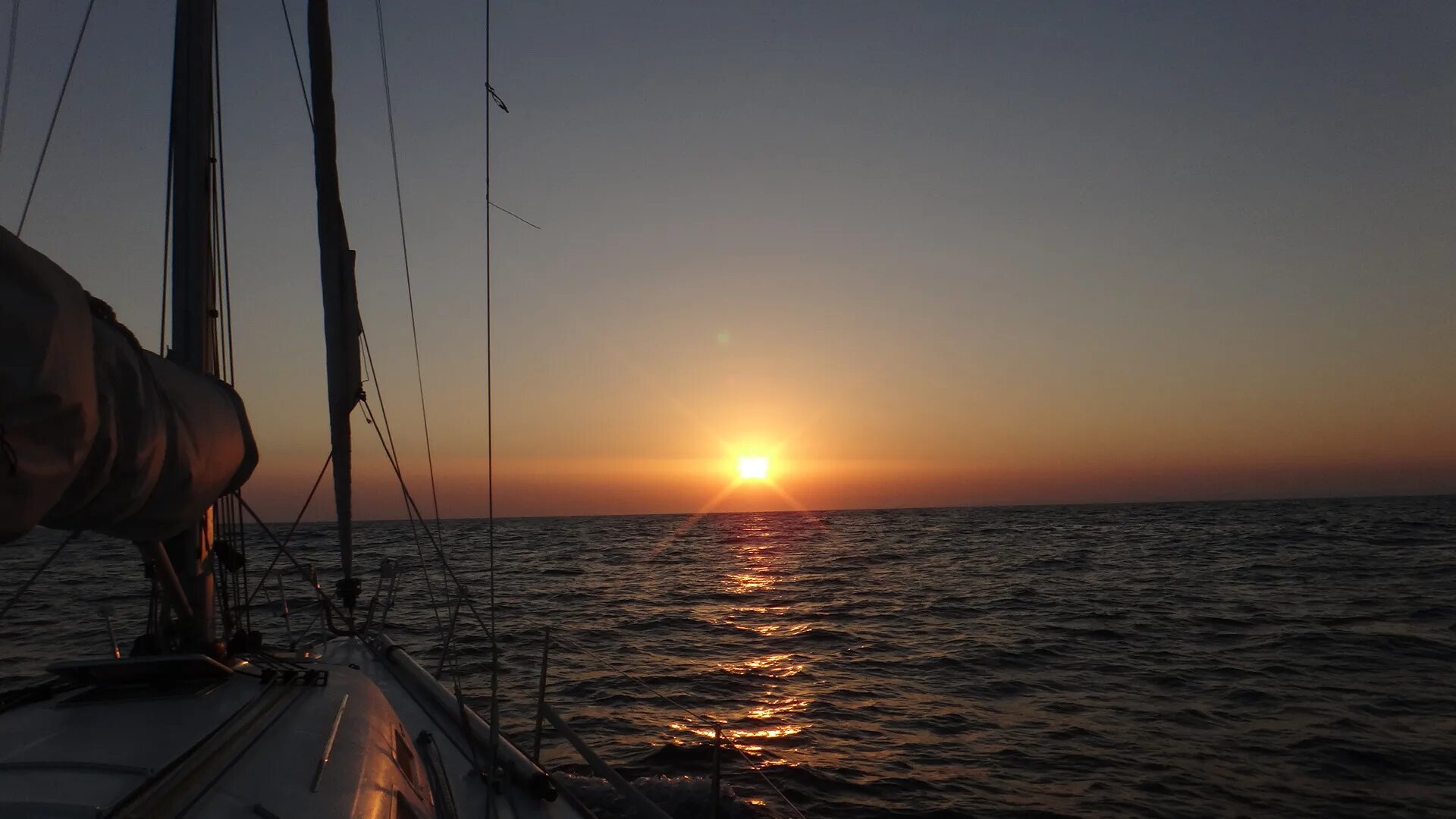 На палубе вечером. Яхта в море. ВТД С корабля на море. Вид с палубы корабля. Вид с яхты.