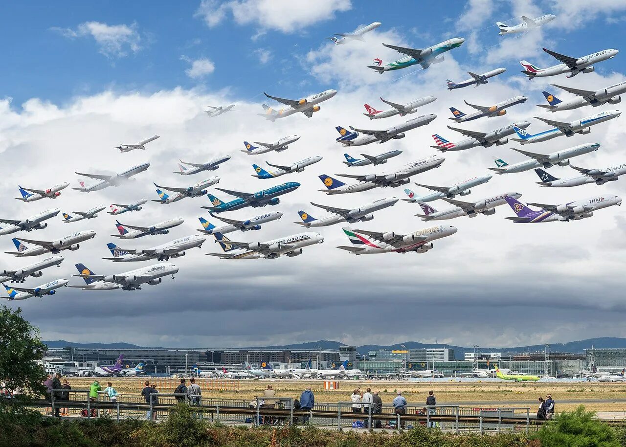 Разные самолеты. Куча самолетов. Много самолетов в небе. Самолет и аэропорт. Сколько лет летают самолеты