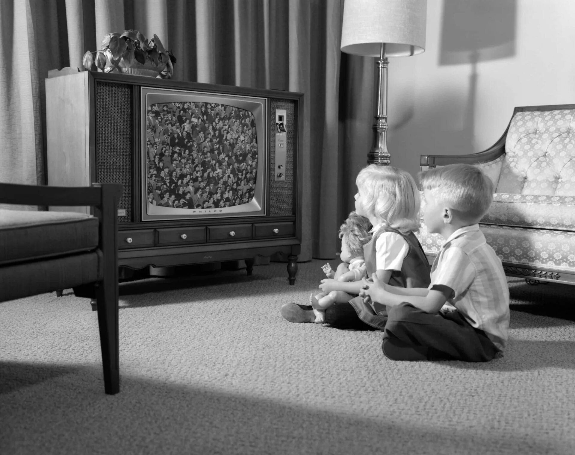 Черно белый телевизор. Старый телевизор. Старый телевизор и дети. Советские дети перед телевизором.