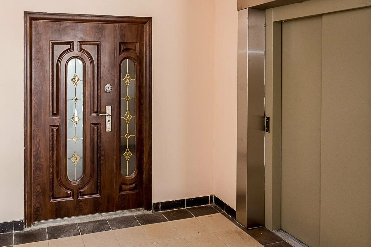 Качественная дверь в квартиру. Входная дверь. Входные двери квартирные. Квартирная дверь. Двойная входная дверь в квартиру.