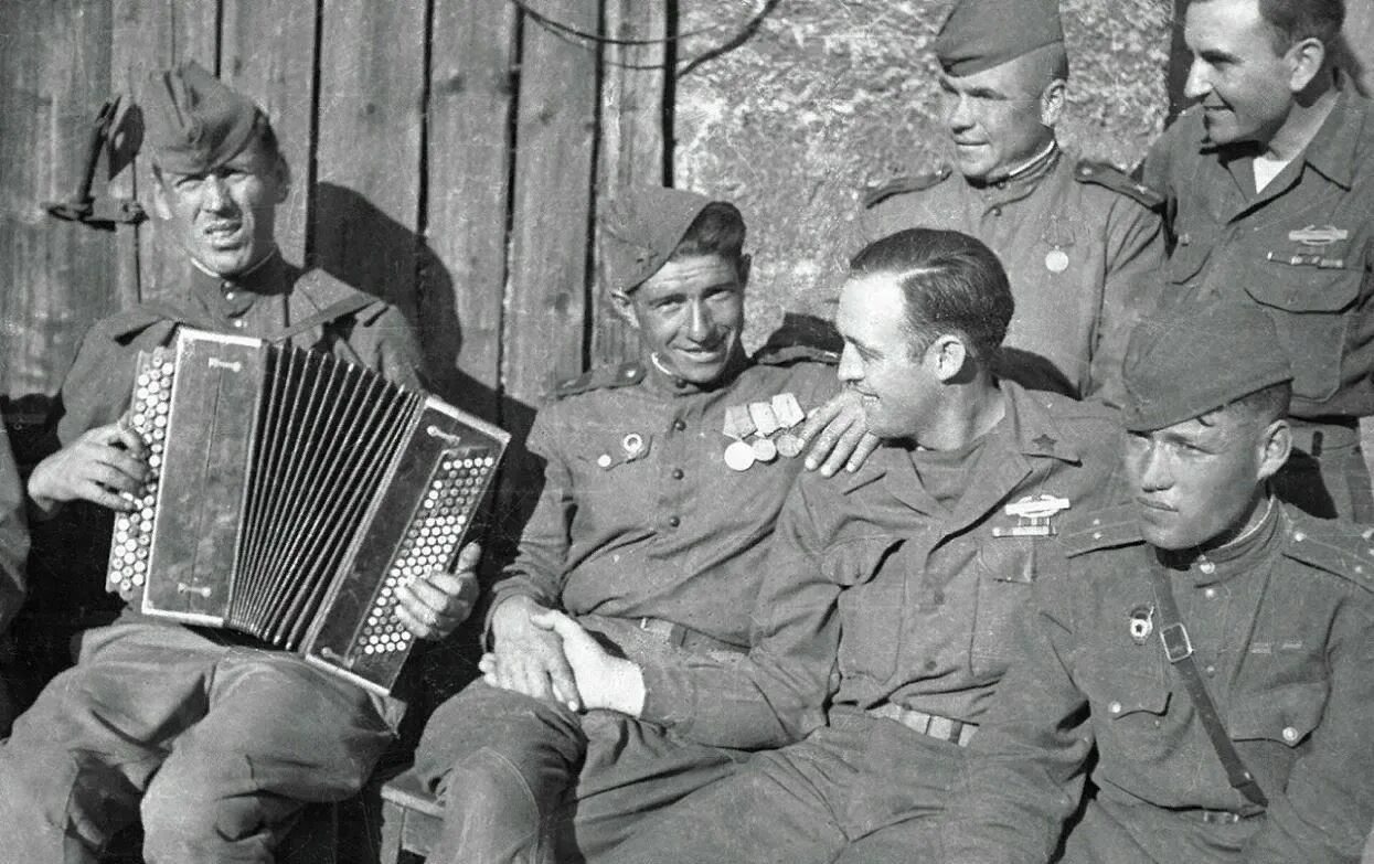 Исполнители песен военных лет. Советский солдат. Солдат с гармонью. Гармонь на войне. Солдат с гармошкой.