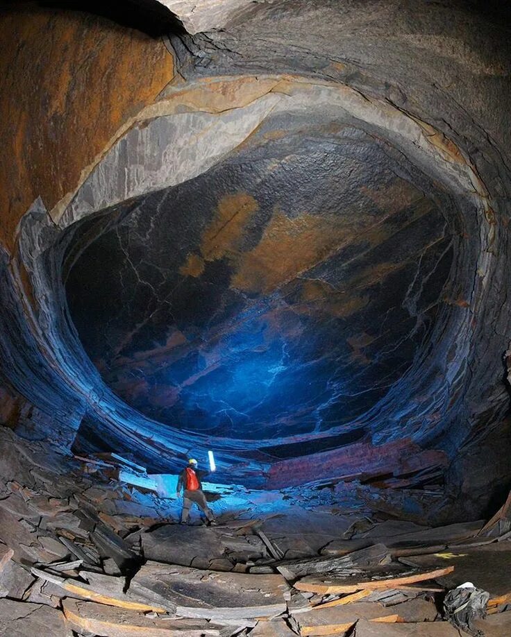 Каменный рудник глаз дракона в Ланкашире , Великобритании. Ланкаширская угольная шахта глаз дракона. Каменный рудник глаз дракона в Великобритании. Глаз дракона в угольной шахте Великобритании.