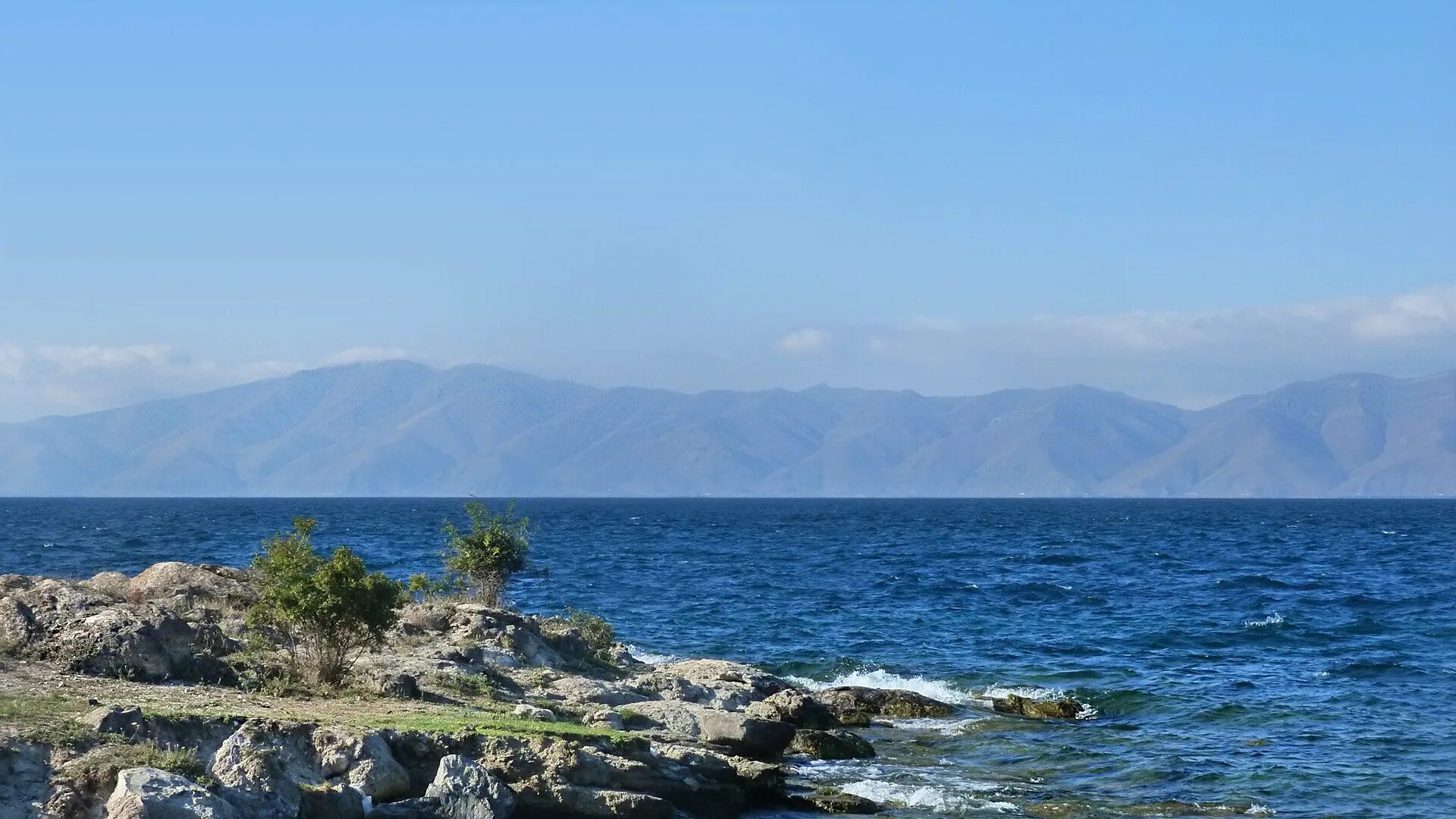 Глубина озера севан. Озеро Севан. Севан озеро Арарат. Озеро Севан пляж. Севан Армения, пляж озеро Армения.