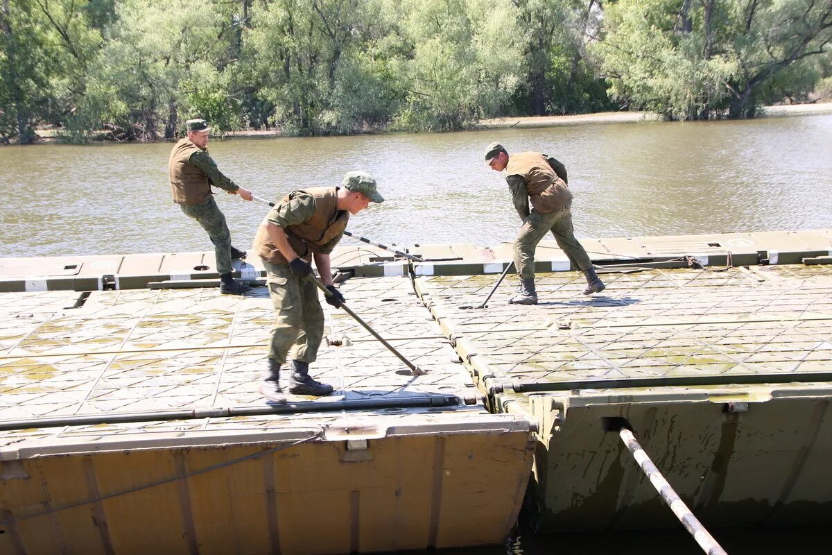 Понтонная переправа инженерные войска. Понтонный мост инженерные войска. Понтонно-Мостовая переправа инженерные войска. Понтоны первый взвод