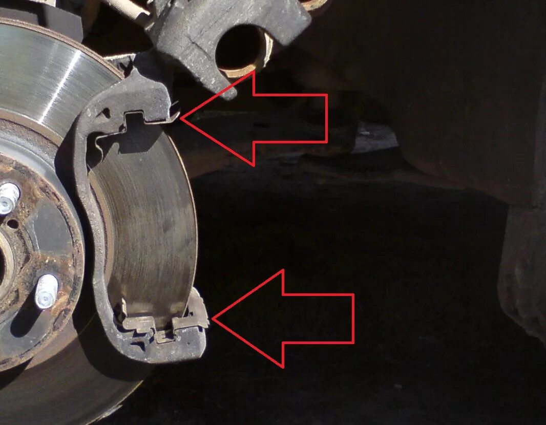 Стук после замены колодок. Направляющие передних колодок Хендай акцент. Хендай акцент направляющие колодок передние. Hyundai Accent передние тормозные скобы. Скоба передних тормозных колодок акцент.