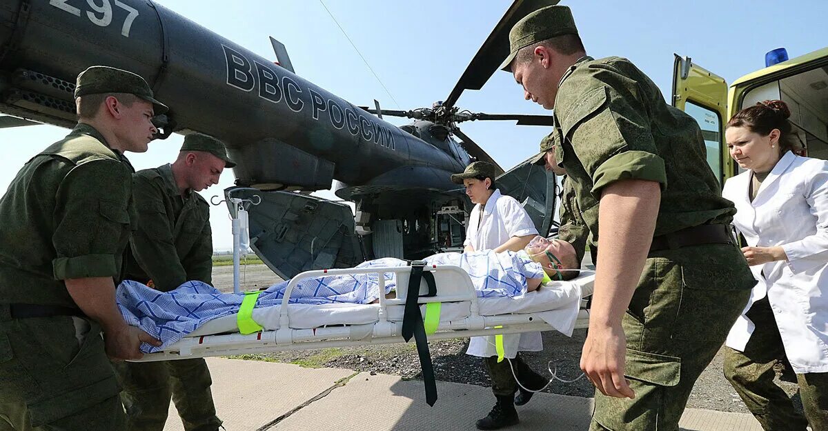 Мосн мед спецназ. Военно медицинские войска. Военно медицинские войска в Сирии. Военный вертолет эвакуация раненых. Раненый борт