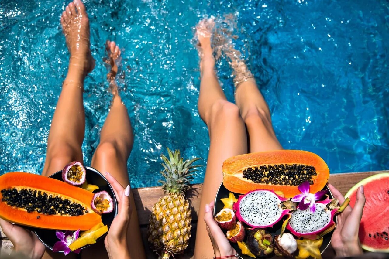 Хорошо правильно летом. Фрукты на пляже. Девушка с фруктами. Девушка с фруктами на пляже. Девушка в бассейне с фруктами.