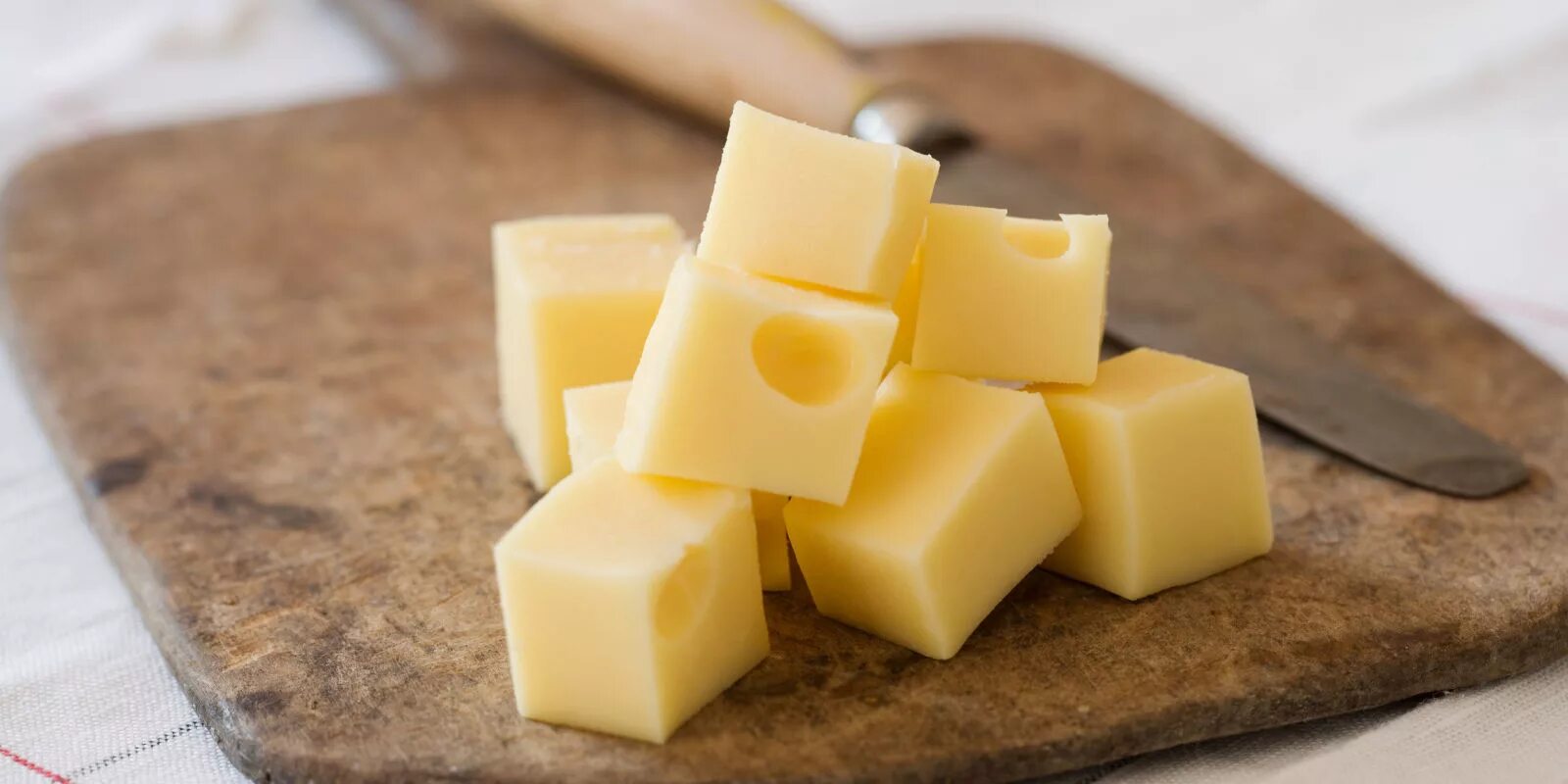 Сонник есть сырую. Сыр. Сыр нарезанный. Кубики сыра. Кусочек сыра.