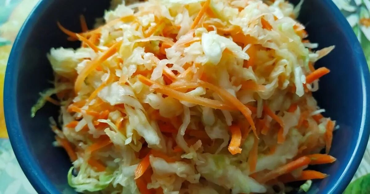 капустный салат. рецепт из свежей капусты и моркови. салат из молодой капусты. капустный салат с морковью. салат с капустой и морковкой.