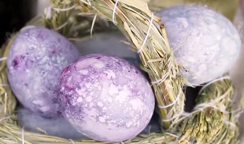Фиолетовые яйца. Лавандовые яйца. Окрашивание яиц клюквой. Фиолетовые яйца крашеные.