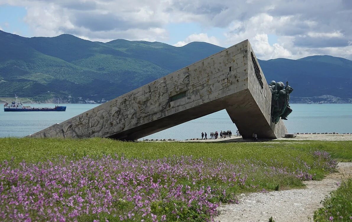 Новороссийский район. Новороссийск малая земля крейсер. Набережная Новороссийска малая земля. Геленджик малая земля. Новороссийск Южный район море.