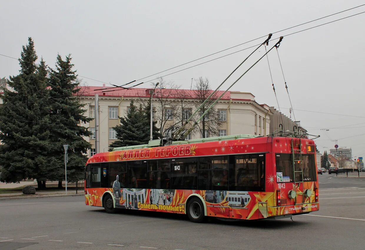 Троллейбус 10 гомель. Транспорт города гомеля. Двухдверный троллейбус. Троллейбус гомель. Гомель троллейбусы в шапках.